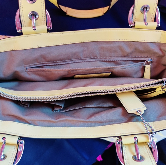 Coach 👜 * Valentine's Day Special * - Picture 3 of 5